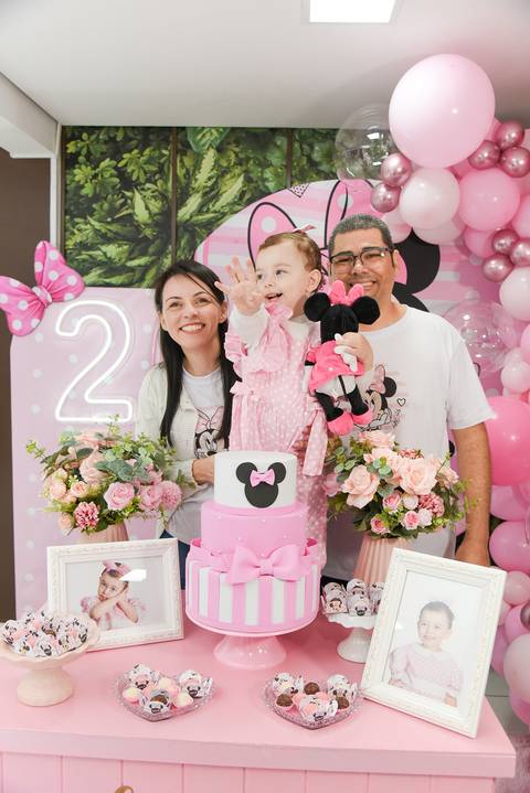 Foto da Aniversariante Em Pé Na Mesa do Bolo Com os Pais Em Guarulhos - SP, Foto Feita Pela Priscila Felix Fotógrafa de Família, Casamento e Ensaios '