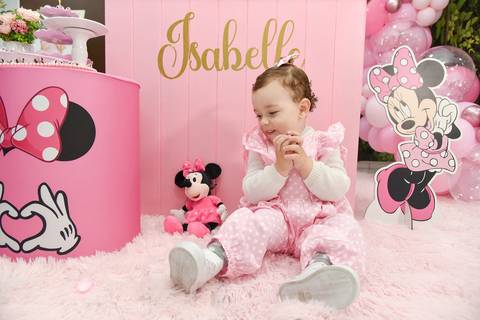Foto da Aniversariante De Mão Unidas Como A Minnie da Decoração Em Guarulhos - SP, Foto Feita Pela Priscila Felix Fotógrafa de Família, Casamento e Ensaios '