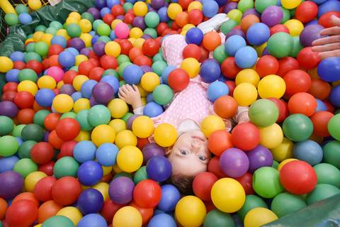 Foto da Aniversariante Soterrada Na Piscina de Bolinhas Em Guarulhos - SP, Foto Feita Pela Priscila Felix Fotógrafa de Família, Casamento e Ensaios '