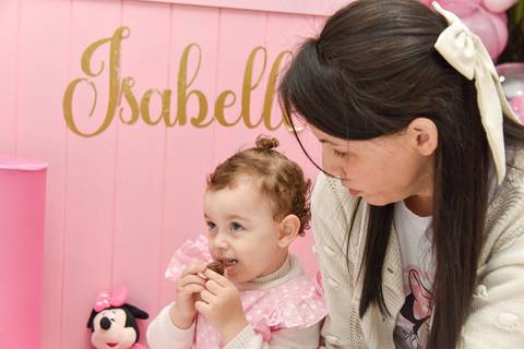 Foto da Aniversariante Comendo Um Brigadeiro Sentada Ao Lado Da Mãe Em Guarulhos - SP, Foto Feita Pela Priscila Felix Fotógrafa de Família, Casamento e Ensaios '