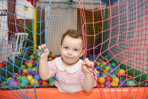 Foto da Aniversariante Na Piscina de Bolinhas Em Guarulhos - SP, Foto Feita Pela Priscila Felix Fotógrafa de Família, Casamento e Ensaios '