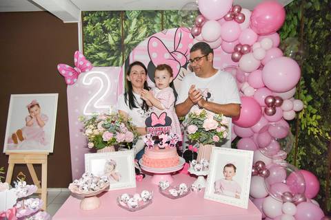 Foto da Aniversariante No Colo Dos Pais Cantando Parabéns Em Guarulhos - SP, Foto Feita Pela Priscila Felix Fotógrafa de Família, Casamento e Ensaios '