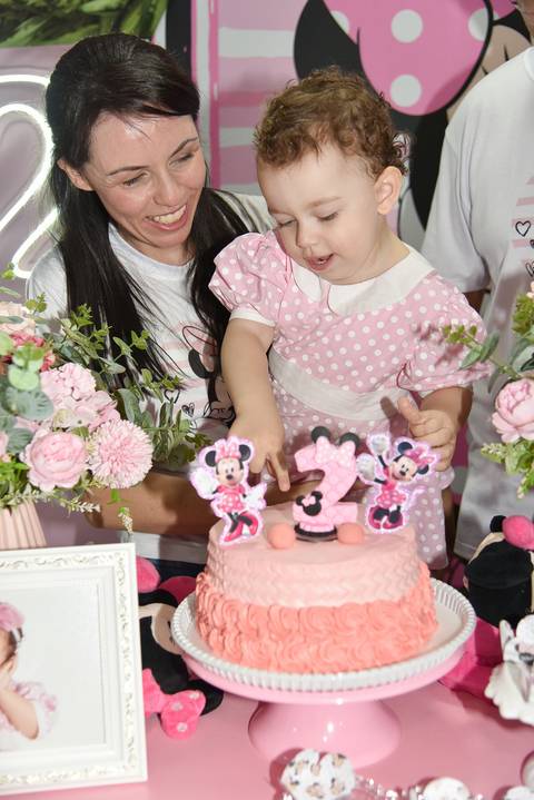 Foto da Aniversariante No Colo Da Mãe Apontando Para o Bolo Em Guarulhos - SP, Foto Feita Pela Priscila Felix Fotógrafa de Família, Casamento e Ensaios '