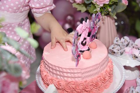 Foto da Mão da Aniversariante No Bolo Em Guarulhos - SP, Foto Feita Pela Priscila Felix Fotógrafa de Família, Casamento e Ensaios '