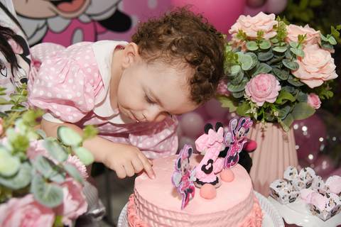 Foto da Aniversariante Colocando o Dedinho No Bolo Em Guarulhos - SP, Foto Feita Pela Priscila Felix Fotógrafa de Família, Casamento e Ensaios '