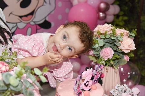 Foto da Aniversariante Mostrando a Lingua Depois de Lamber o Dedo Que Passou No Bolo Em Guarulhos - SP, Foto Feita Pela Priscila Felix Fotógrafa de Família, Casamento e Ensaios '