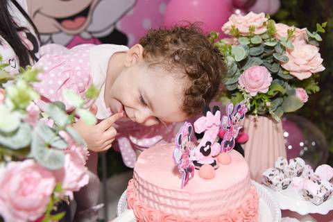 Foto da Aniversariante Lambendo o Dedinho e Sorrindo Em Guarulhos - SP, Foto Feita Pela Priscila Felix Fotógrafa de Família, Casamento e Ensaios '