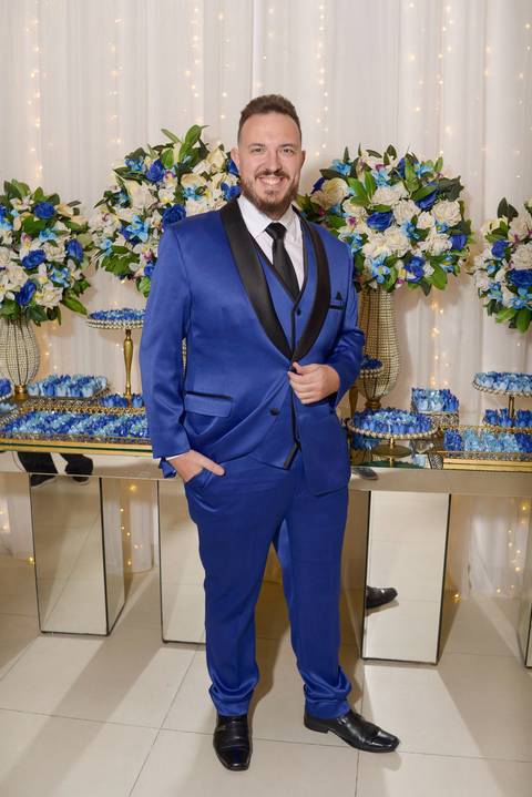 Fotografia do Noivo Sorrindo Com Uma Mão No Bolso e Outra no Paletó em Mansão Pimenta Nativa Salão de Festas no Tatuapé - SP Feita por Priscila Felix Fotógrafa de Casamentos, Ensaios e Família'