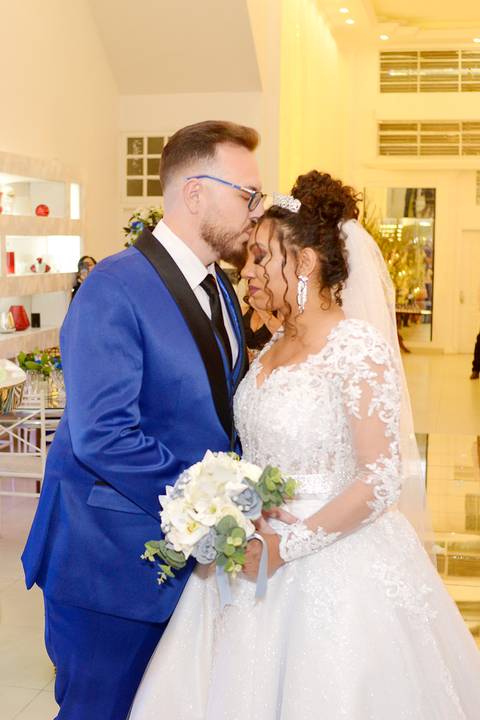 Fotografia do Noivo Beijando a Testa da Noiva Na Entrada em Mansão Pimenta Nativa Salão de Festas no Tatuapé - SP Feita por Priscila Felix Fotógrafa de Casamentos, Ensaios e Família'