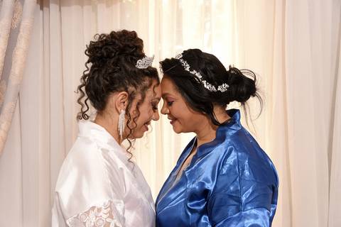 Fotografia da Noiva de Testa Colada Com a Mãe usando hobby/robe em Debora Von Sievers Stúdio de Beleza na Mooca - SP Feita por Priscila Felix Fotógrafa de Casamentos, Ensaios e Família'