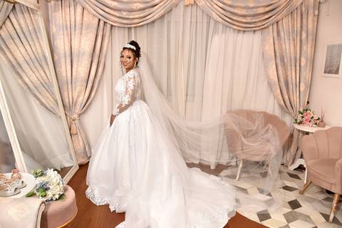 Fotografia da Noiva de Pronta De Lado Sorrindo em Debora Von Sievers Stúdio de Beleza na Mooca - SP Feita por Priscila Felix Fotógrafa de Casamentos, Ensaios e Família'