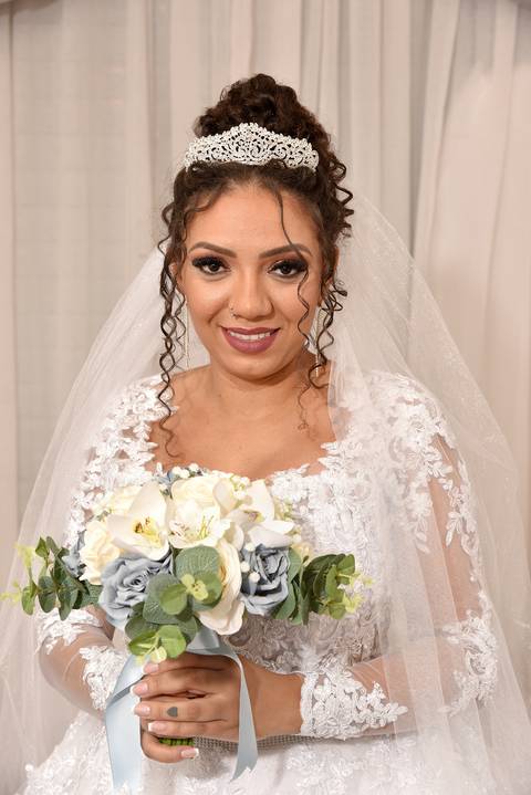 Fotografia da Noiva Segurando o Bouquet Sorrindo em Debora Von Sievers Stúdio de Beleza na Mooca - SP Feita por Priscila Felix Fotógrafa de Casamentos, Ensaios e Família'