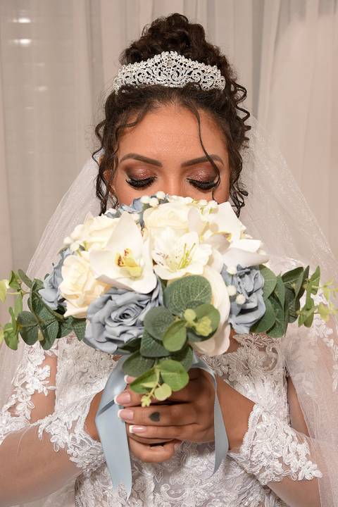 Fotografia da Noiva Cheirando o Bouquet De Olhos Fechados em Debora Von Sievers Stúdio de Beleza na Mooca - SP Feita por Priscila Felix Fotógrafa de Casamentos, Ensaios e Família'