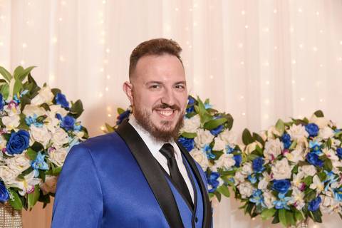 Fotografia do Noivo Sorrindo em Mansão Pimenta Nativa Salão de Festas no Tatuapé - SP Feita por Priscila Felix Fotógrafa de Casamentos, Ensaios e Família'