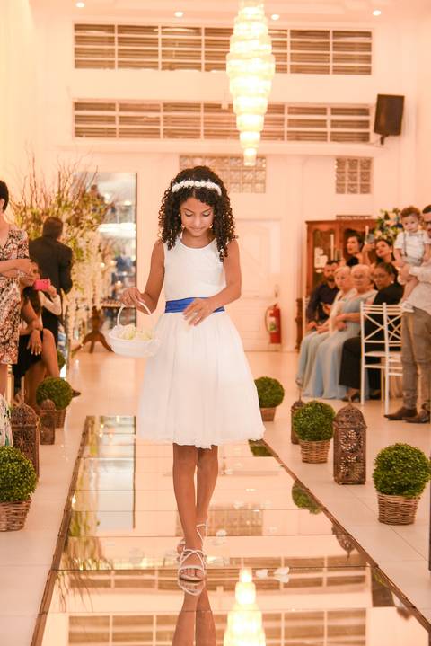 Fotografia da Florista Entrando Jogando As Pétalas em Mansão Pimenta Nativa Salão de Festas no Tatuapé - SP Feita por Priscila Felix Fotógrafa de Casamentos, Ensaios e Família'