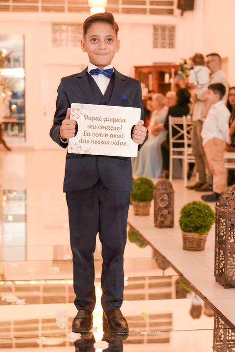 Fotografia do Noivinho Entrando Com Placa dizendo 