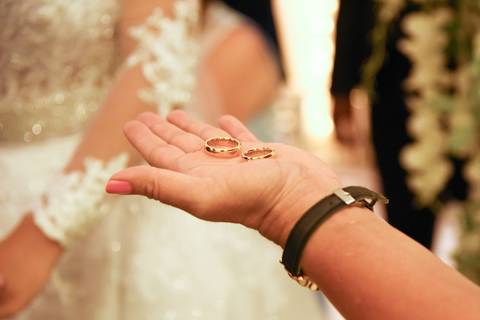 Fotografia da Mão da Cerimonialista Abençoando As Alianças em Mansão Pimenta Nativa Salão de Festas no Tatuapé - SP Feita por Priscila Felix Fotógrafa de Casamentos, Ensaios e Família'