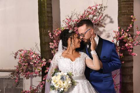 Fotografia dos Noivos De Rosto Colado e a Noiva Passando A Mão No Rosto do Noivo No Jardim em Mansão Pimenta Nativa Salão de Festas no Tatuapé - SP Feita por Priscila Felix Fotógrafa de Casamentos, Ensaios e Família'