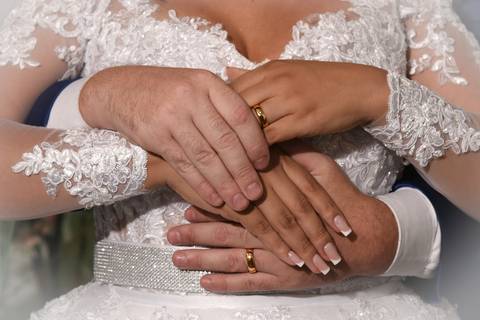 Fotografia das Mãos dos Noivos Cruzadas Na Frente da Noiva Mostrando as Alianças em Mansão Pimenta Nativa Salão de Festas no Tatuapé - SP Feita por Priscila Felix Fotógrafa de Casamentos, Ensaios e Família'