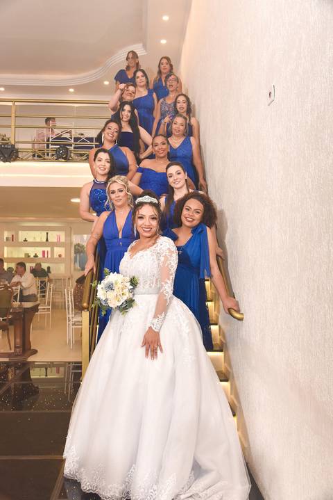 Fotografia da Noiva Com As Madrinhas Atrás Na Escada do Buffet em Mansão Pimenta Nativa Salão de Festas no Tatuapé - SP Feita por Priscila Felix Fotógrafa de Casamentos, Ensaios e Família'