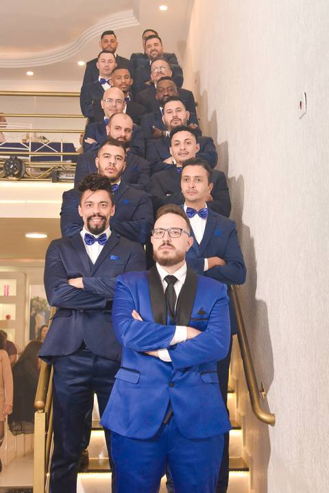 Fotografia do Noivo Com Os Padrinhos Atrás Na Escada Do Buffet de Braços Cruzados em Mansão Pimenta Nativa Salão de Festas no Tatuapé - SP Feita por Priscila Felix Fotógrafa de Casamentos, Ensaios e Família'