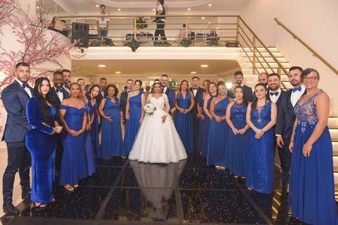 Fotografia dos Noivos Com Os Padrinhos Em Forma de U, As Mulheres Na Frente Dos Homens em Mansão Pimenta Nativa Salão de Festas no Tatuapé - SP Feita por Priscila Felix Fotógrafa de Casamentos, Ensaios e Família'