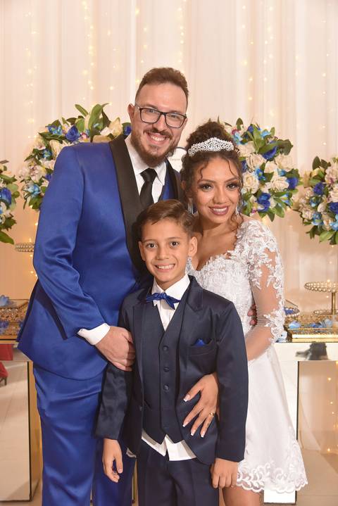 Fotografia dos Noivos Com O Filho em Mansão Pimenta Nativa Salão de Festas no Tatuapé - SP Feita por Priscila Felix Fotógrafa de Casamentos, Ensaios e Família'