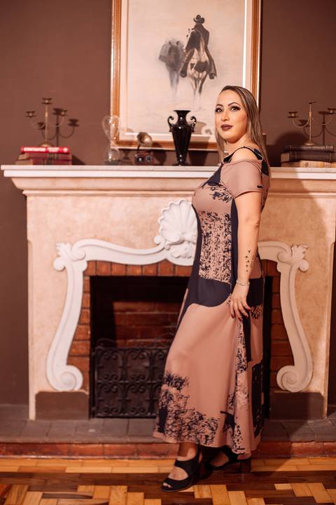 Foto da Modelo de Perfil Em Frente à Lareira No Estúdio Noma Conecta No Ipiranga em São Paulo - SP, Foto Feita Pela Priscila Felix Fotógrafa de Família, Casamento e Ensaios '