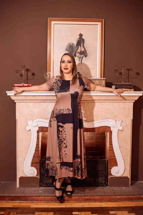 Foto da Modelo Em Frente à Lareira de Braços Abertos No Estúdio Noma Conecta No Ipiranga em São Paulo - SP, Foto Feita Pela Priscila Felix Fotógrafa de Família, Casamento e Ensaios '