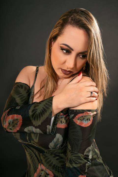 Retrato da Modelo No Estúdio Com Fundo Preto Usando Uma Blusa Verde Com Folhas Com a Mão No Ombro Séria Olhando Para Baixo No Estúdio Noma Conecta No Ipiranga em São Paulo - SP, Foto Feita Pela Priscila Felix Fotógrafa de Família, Casamento e Ensaios '