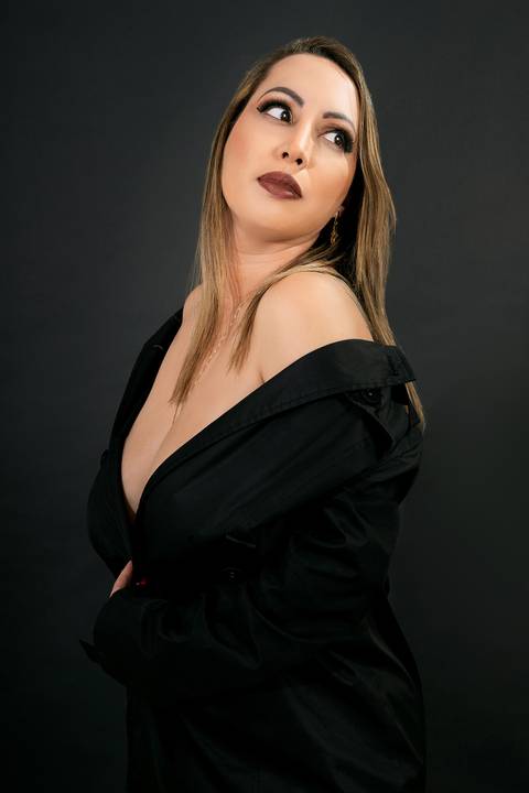 Retrato da Modelo No Estúdio Com Fundo Preto Usando Calça e Casado Pretos Olhando Na Diagonal No Estúdio Noma Conecta No Ipiranga em São Paulo - SP, Foto Feita Pela Priscila Felix Fotógrafa de Família, Casamento e Ensaios '