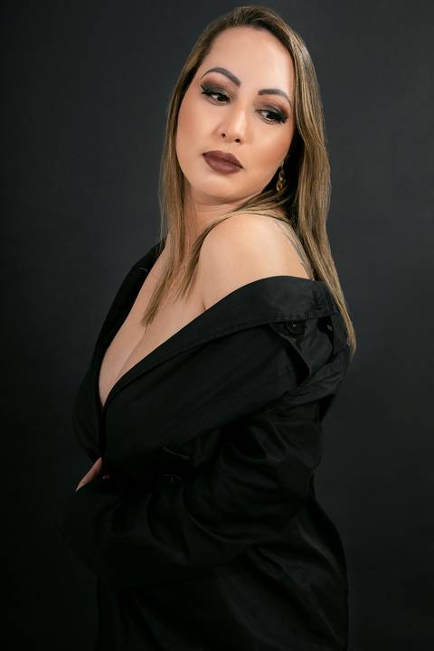 Retrato da Modelo No Estúdio Com Fundo Preto Usando Calça e Casado Pretos Olhando Por Cima Do Ombro No Estúdio Noma Conecta No Ipiranga em São Paulo - SP, Foto Feita Pela Priscila Felix Fotógrafa de Família, Casamento e Ensaios '