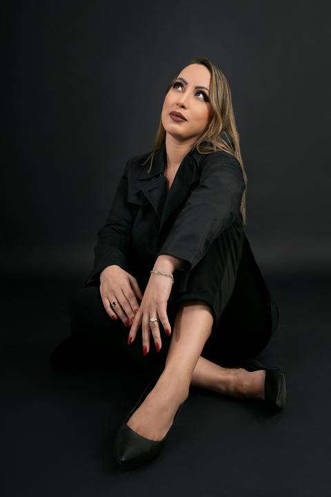 Foto da Modelo No Estúdio Com Fundo Preto Usando Calça e Casado Pretos Sentada No Chão No Estúdio Noma Conecta No Ipiranga em São Paulo - SP, Foto Feita Pela Priscila Felix Fotógrafa de Família, Casamento e Ensaios '