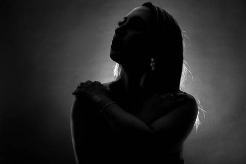 Retrato da Silhueta da Modelo Com Os Braços Cruzados No Peito Olhando de Perfil Com Uma Luz Contornando-a No Estúdio Noma Conecta No Ipiranga em São Paulo - SP, Foto Feita Pela Priscila Felix Fotógrafa de Família, Casamento e Ensaios '