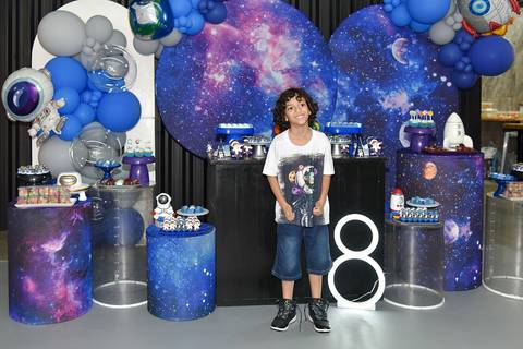 Foto do Aniversariante Em Frente à Mesa do Bolo No Espaço Castelli e
 Campos Buffet em Guarulhos - SP, Foto Feita Pela Priscila Felix Fotógrafa de Família, Casamentos e Ensaios '