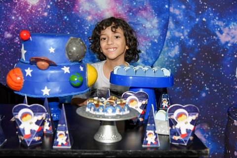 Foto do Aniversariante Atrás da Mesa do Bolo No Espaço Castelli e Campos Buffet em Guarulhos - SP, Foto Feita Pela Priscila Felix Fotógrafa de Família, Casamentos e Ensaios '