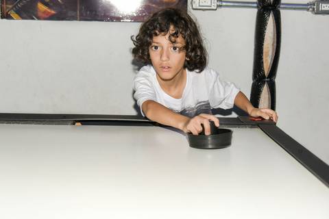 Foto do Aniversariante Jogando Na Mesa de Disco No Espaço Castelli e Campos Buffet em Guarulhos - SP, Foto Feita Pela Priscila Felix Fotógrafa de Família, Casamentos e Ensaios '