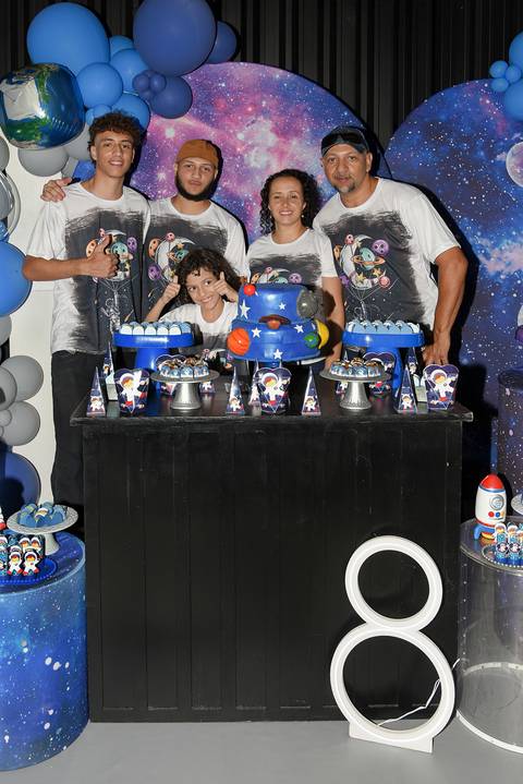 Foto do Aniversariante, Seus Pais e Irmão Atrás da Mesa do Bolo No Espaço Castelli e Campos Buffet em Guarulhos - SP, Foto Feita Pela Priscila Felix Fotógrafa de Família, Casamentos e Ensaios '