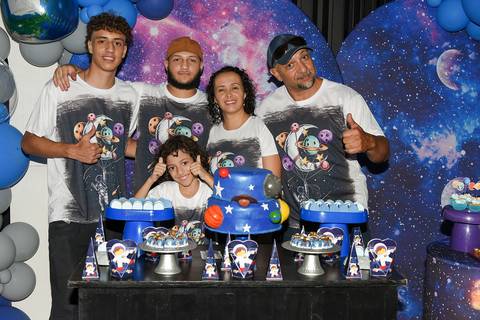 Foto do Aniversariante, Seus Pais e Irmão Atrás da Mesa do Bolo No Espaço Castelli e Campos Buffet em Guarulhos - SP, Foto Feita Pela Priscila Felix Fotógrafa de Família, Casamentos e Ensaios '
