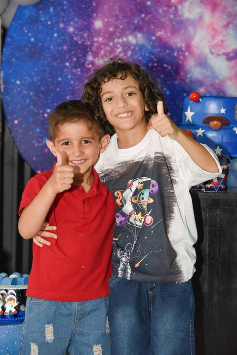 Foto do Aniversariante Com Seu Primo No Espaço Castelli e Campos Buffet em Guarulhos - SP, Foto Feita Pela Priscila Felix Fotógrafa de Família, Casamentos e Ensaios '