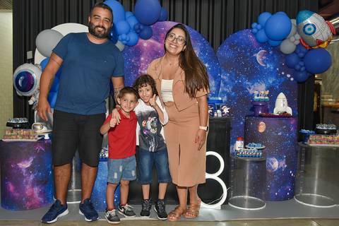 Foto do Aniversariante Com Seus Tios e Primo Em Frente à Mesa do Bolo No Espaço Castelli e Campos Buffet em Guarulhos - SP, Foto Feita Pela Priscila Felix Fotógrafa de Família, Casamentos e Ensaios '