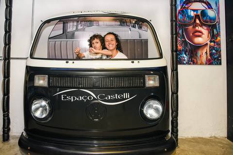 Foto do Aniversariante Dirigindo Um Perua Preta Com Sua Mãe, Decoração Pra Foto, No Espaço Castelli e Campos Buffet em Guarulhos - SP, Foto Feita Pela Priscila Felix Fotógrafa de Família, Casamentos e Ensaios '