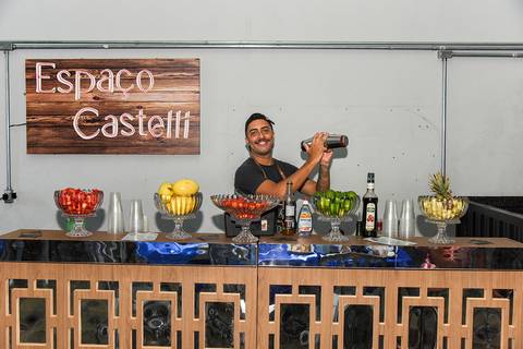 Foto do Barman Preparando Uma Bebida No Espaço Castelli e Campos Buffet em Guarulhos - SP, Foto Feita Pela Priscila Felix Fotógrafa de Família, Casamentos e Ensaios '