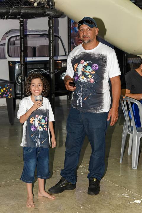 Foto do Aniversariante Bebendo Refrigerante Com O Pai No Espaço Castelli e Campos Buffet em Guarulhos - SP, Foto Feita Pela Priscila Felix Fotógrafa de Família, Casamentos e Ensaios '