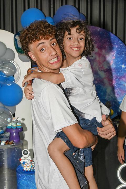 Foto do Aniversariante No Colo do Irmão No Espaço Castelli e Campos Buffet em Guarulhos - SP, Foto Feita Pela Priscila Felix Fotógrafa de Família, Casamentos e Ensaios '