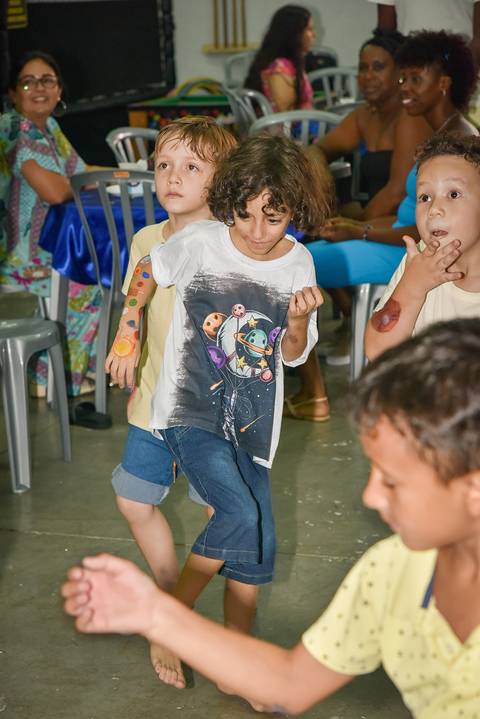 Foto do Aniversariante Dançando No Espaço Castelli e Campos Buffet em Guarulhos - SP, Foto Feita Pela Priscila Felix Fotógrafa de Família, Casamentos e Ensaios '