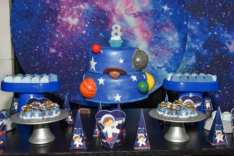 Foto da Mesa do Bolo Decoração Astronauta No Espaço Castelli e Campos Buffet em Guarulhos - SP, Foto Feita Pela Priscila Felix Fotógrafa de Família, Casamentos e Ensaios '