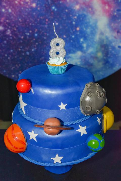 Foto do Bolo Tema Astronauta No Espaço Castelli e Campos Buffet em Guarulhos - SP, Foto Feita Pela Priscila Felix Fotógrafa de Família, Casamentos e Ensaios '