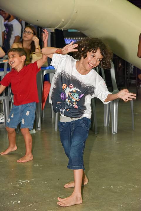 Foto do Aniversariante Dançando No Espaço Castelli e Campos Buffet em Guarulhos - SP, Foto Feita Pela Priscila Felix Fotógrafa de Família, Casamentos e Ensaios '
