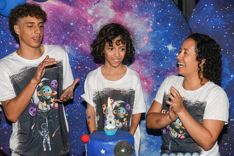 Foto do Aniversariante Com Sua Família Cantando Parabéns No Espaço Castelli e Campos Buffet em Guarulhos - SP, Foto Feita Pela Priscila Felix Fotógrafa de Família, Casamentos e Ensaios '